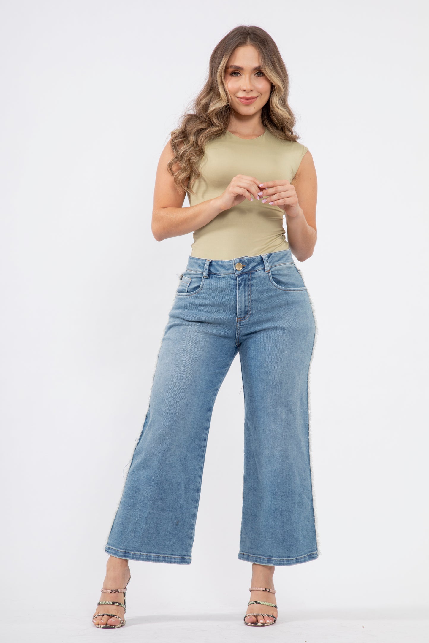 Jean culotte hielo con costuras deshiladas