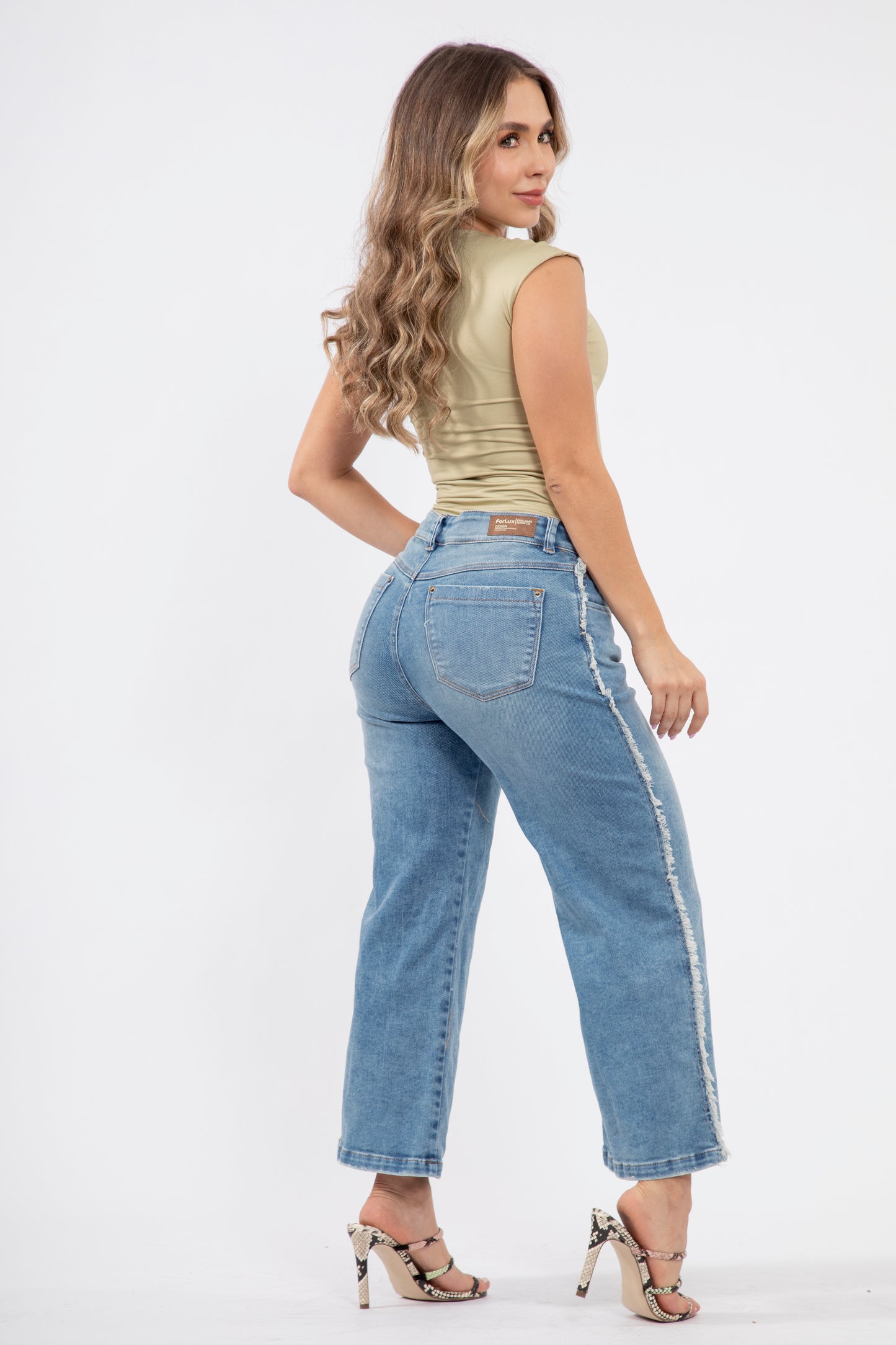 Jean culotte hielo con costuras deshiladas
