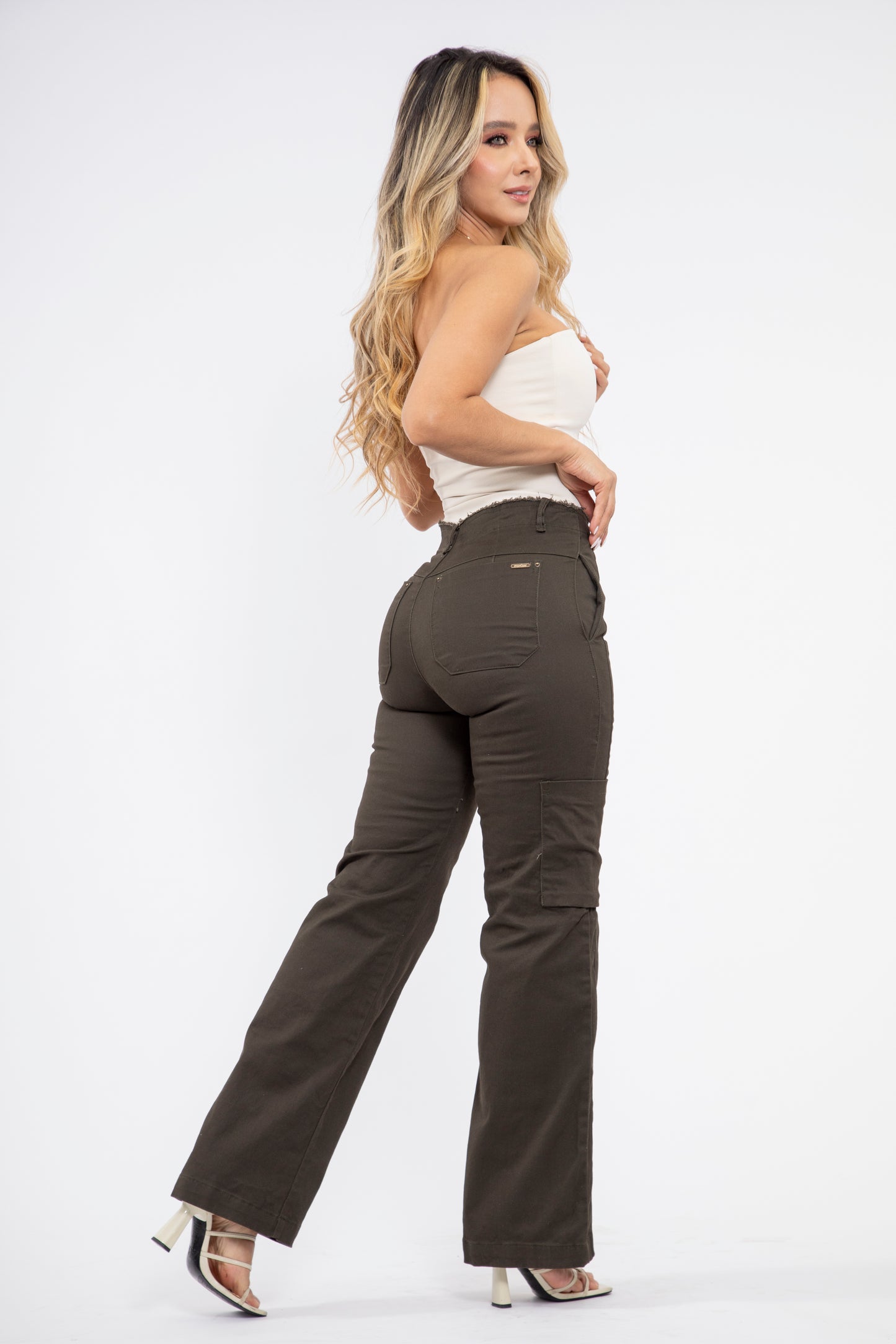 Pantalón cargo con pretina deshilada