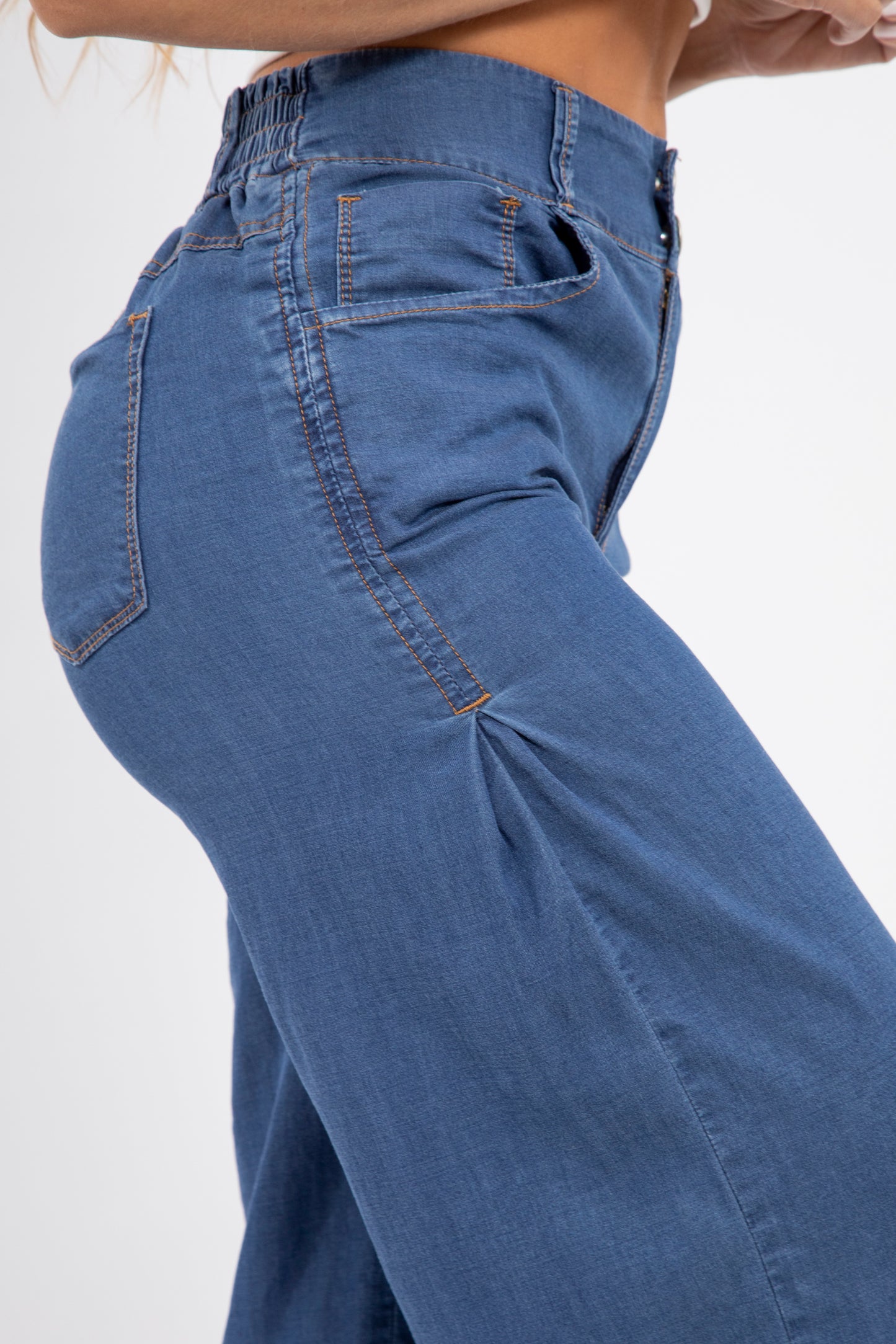 Pantalón wide leg en tela liviana