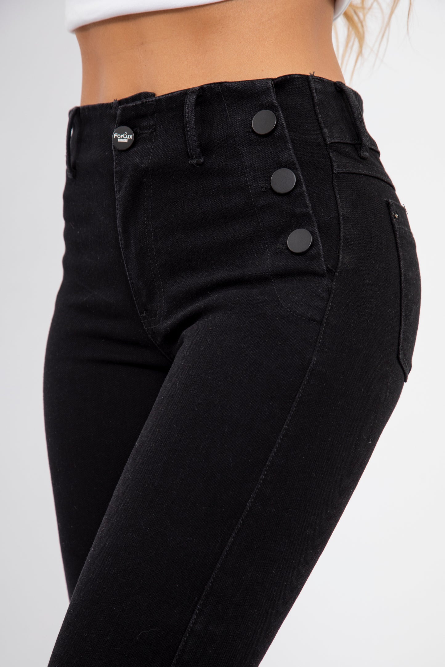 Jean negro con botones decorativos
