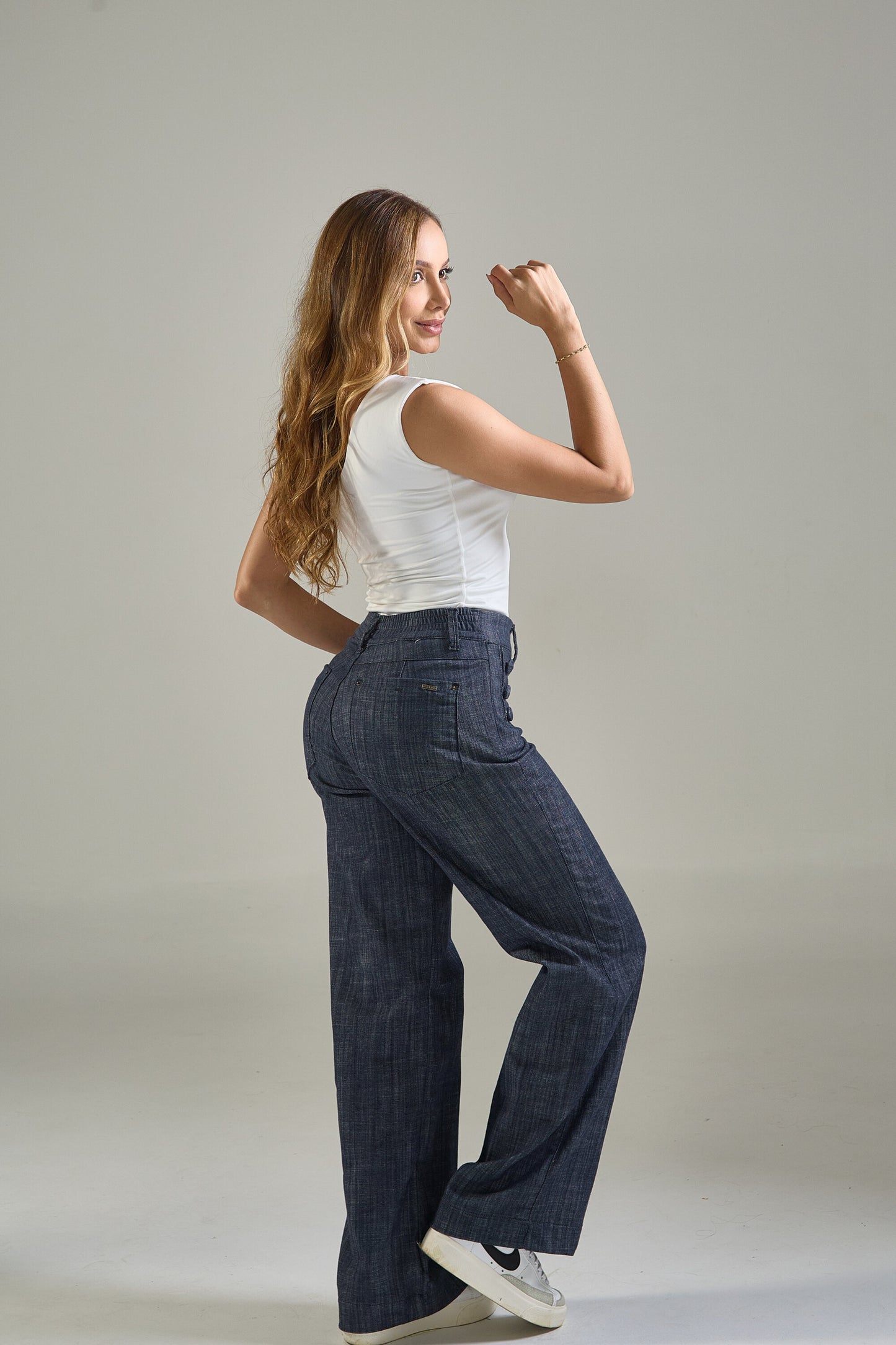 Pantalón en denim con botones laterales- REF: 10261