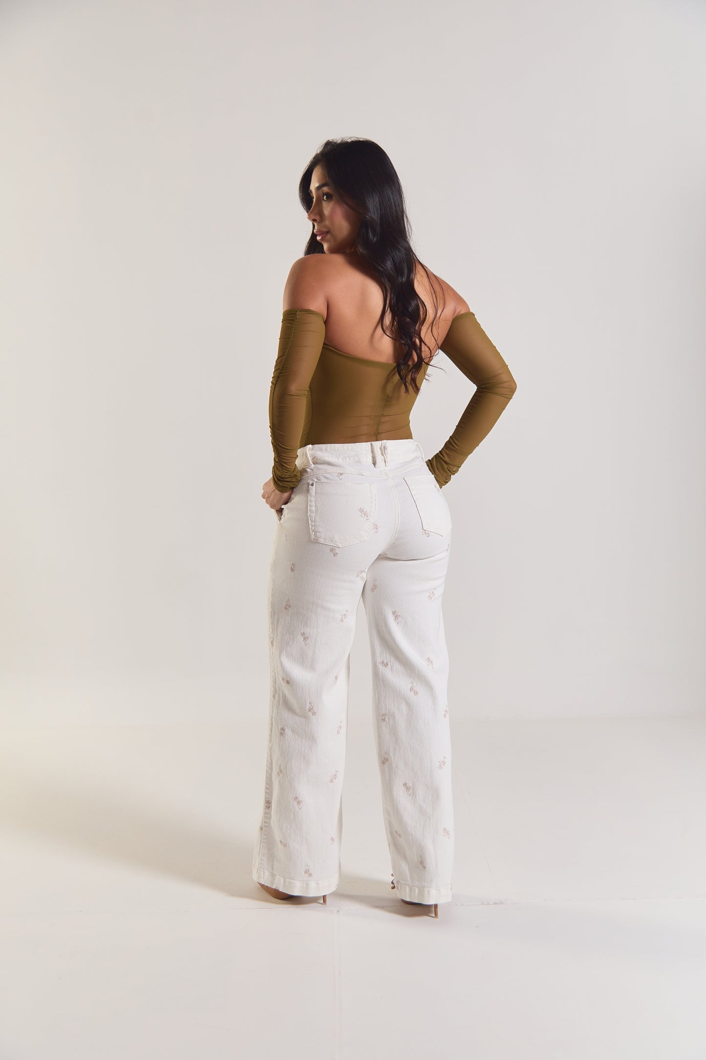 Pantalón con flores bordadas - REF: 10330