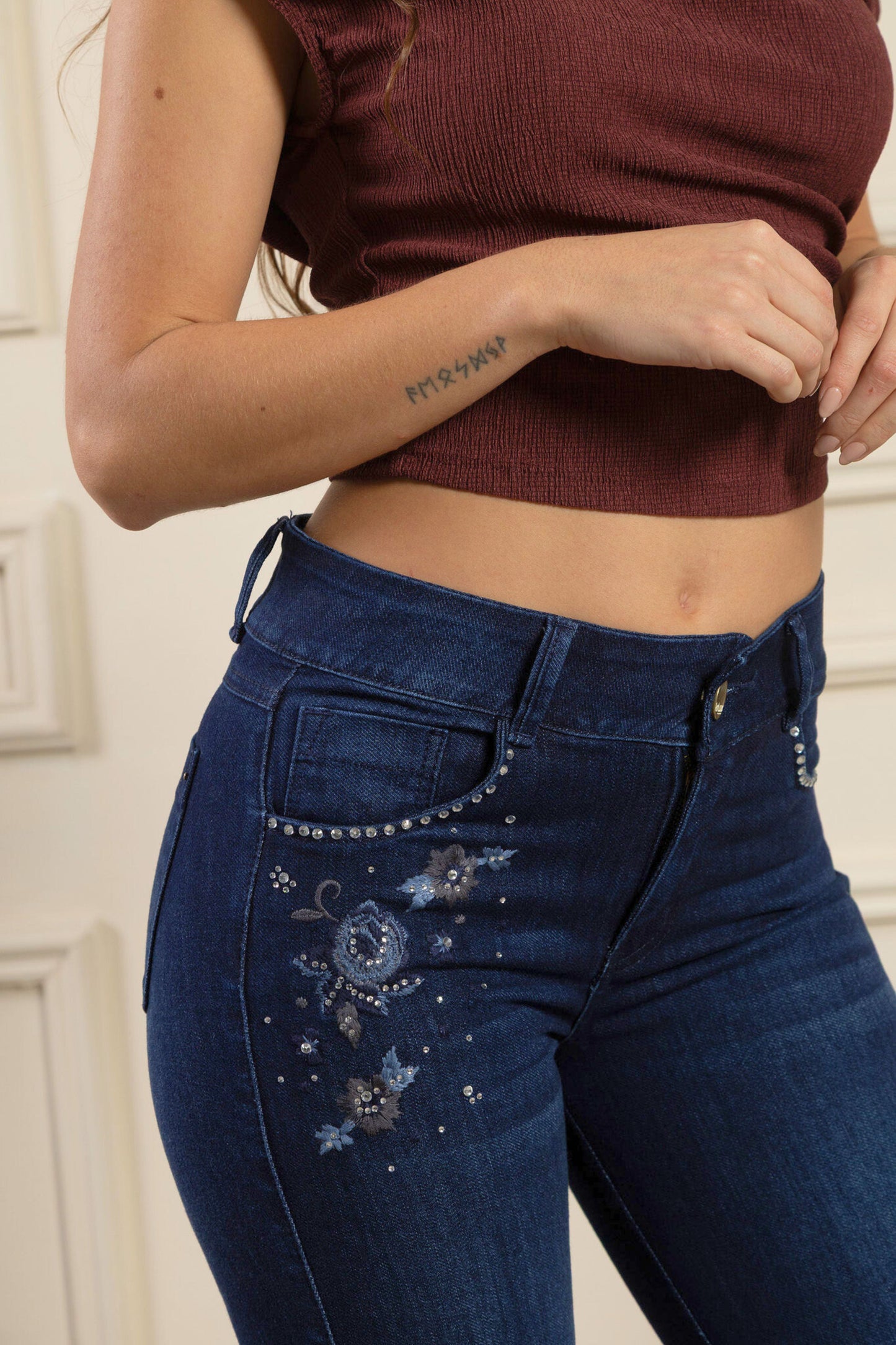 Jean semi campana con flor bordada - REF: 10291