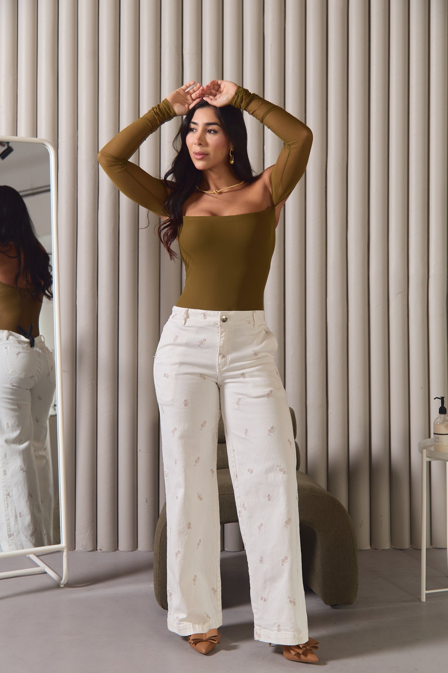 Pantalón con flores bordadas - REF: 10330