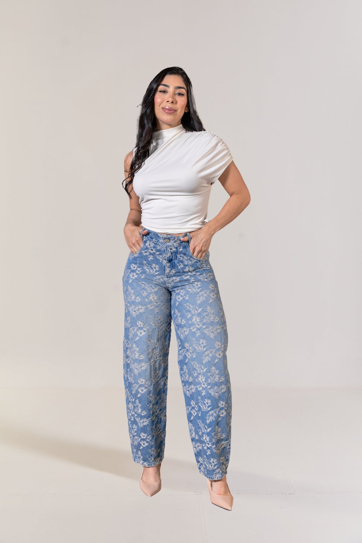 Jean barrel azul claro con flores en relieve para mujer, vista frontal - Forlux Jeans