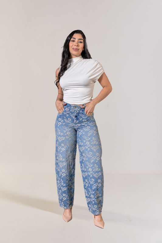 Jean barrel azul claro con flores en relieve para mujer, vista frontal - Forlux Jeans