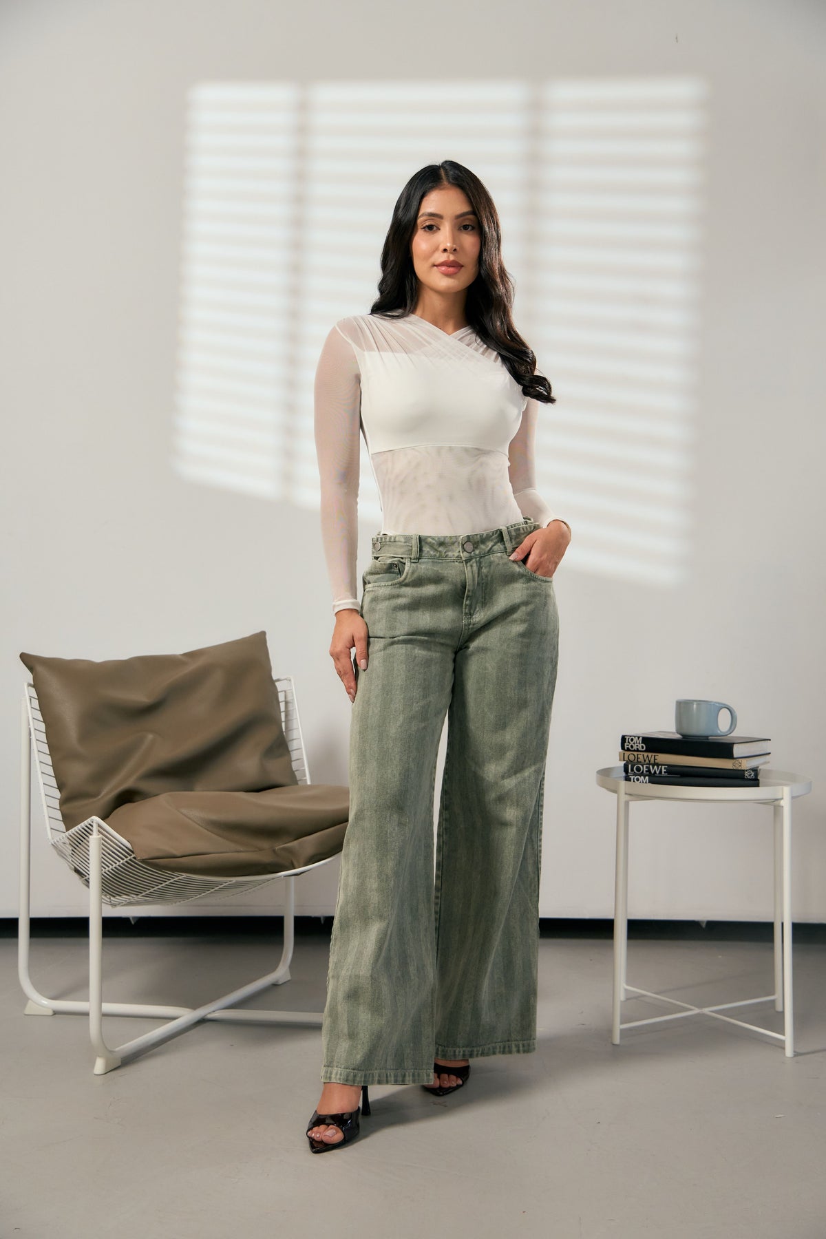 Detalle de las rayas tono sobre tono del jean wide leg verde