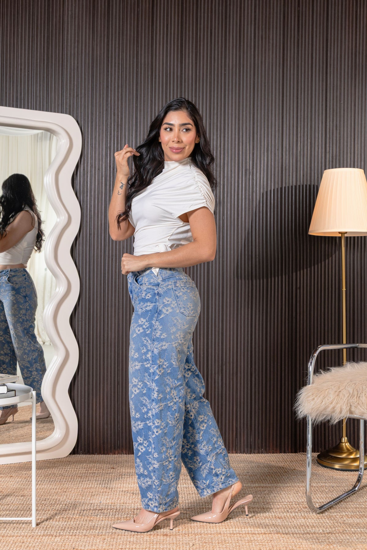 Jean azul claro floral de mujer con efecto levantacola, vista trasera