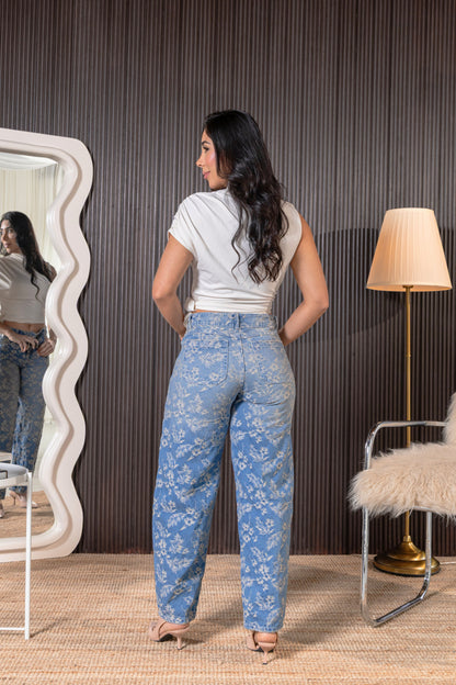 Jean de mujer tiro alto con diseño floral en relieve, look completo