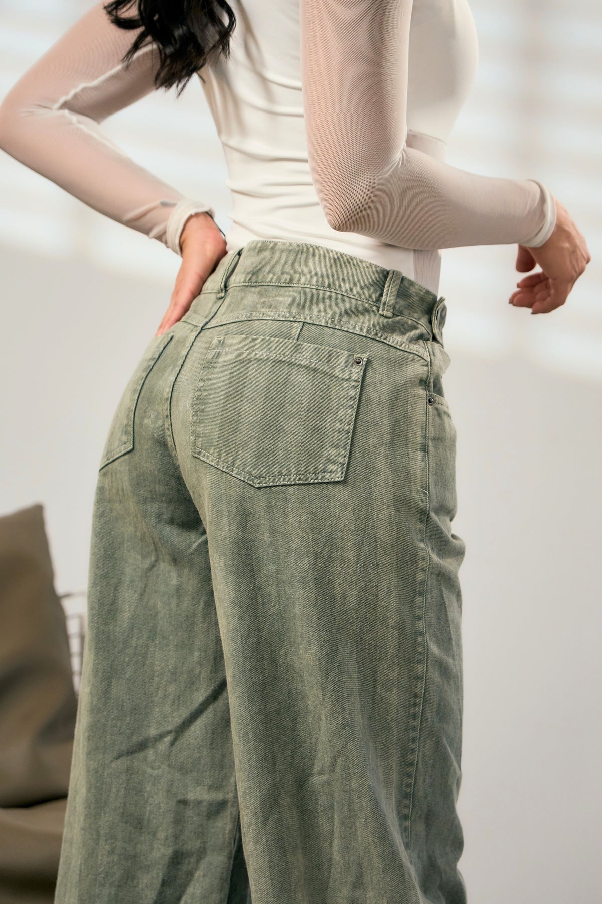 Jean wide leg verde de rayas combinado con tacones