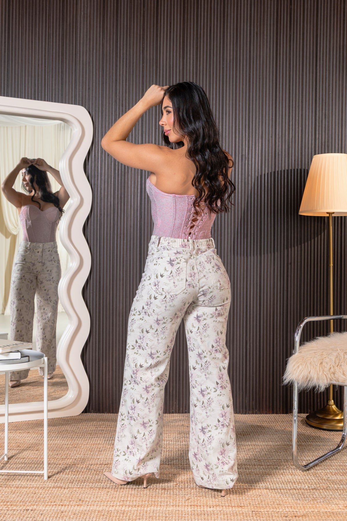 Jean wide leg con estampado floral lila combinado con corset rosa