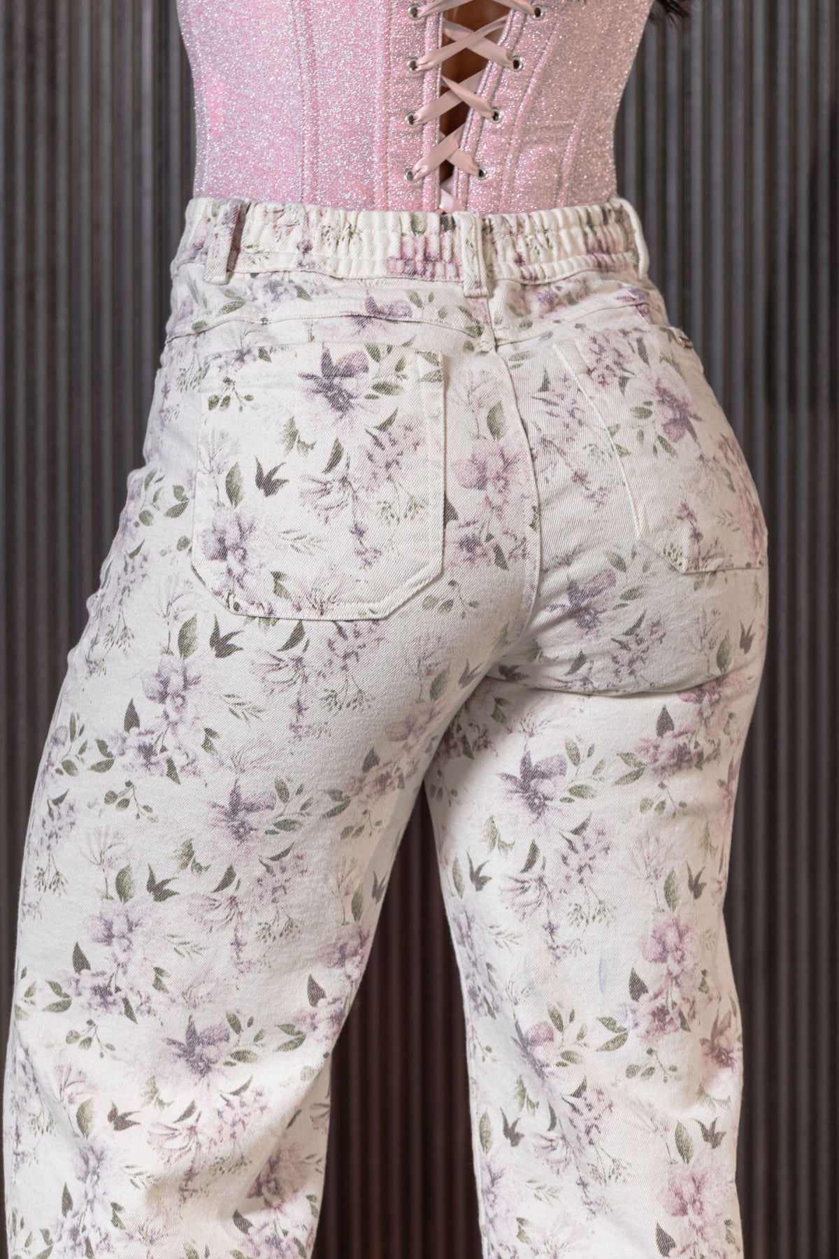 Detalle del resorte en pretina del jean floral beige