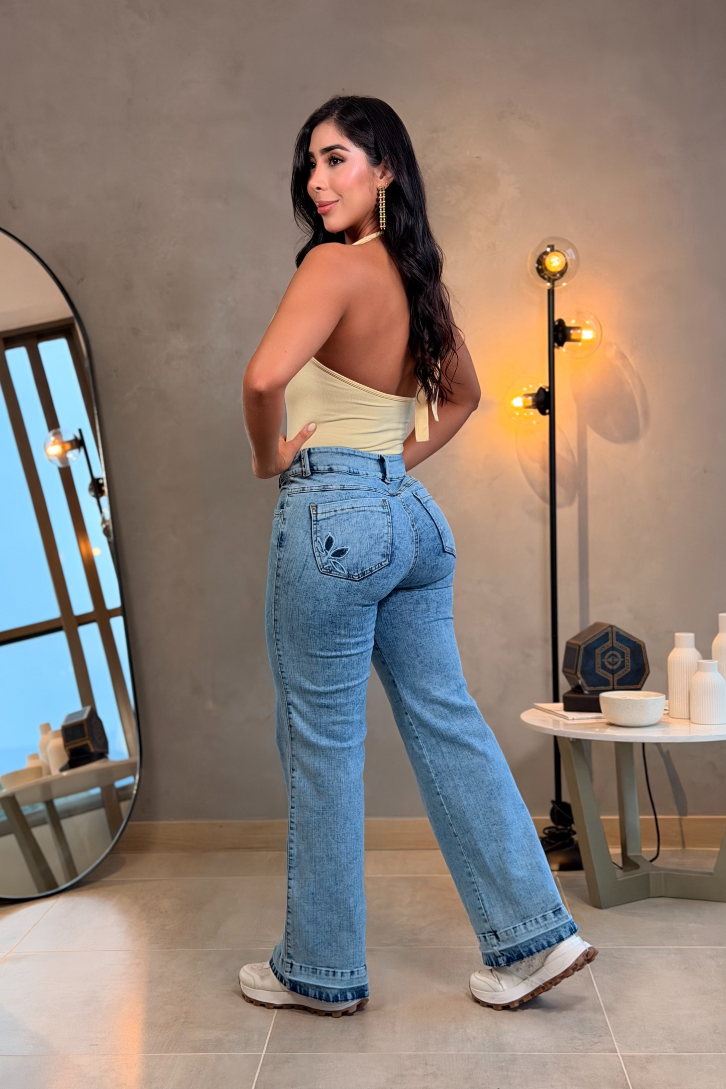 Jean con bordado floral en bota - REF: 10338