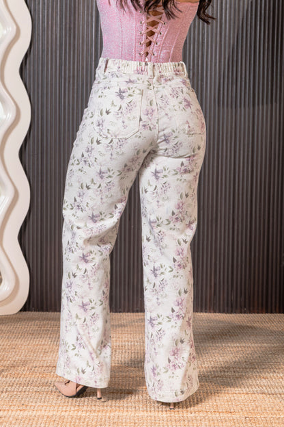 Detalle del estampado floral lila y verde del jean de mujer