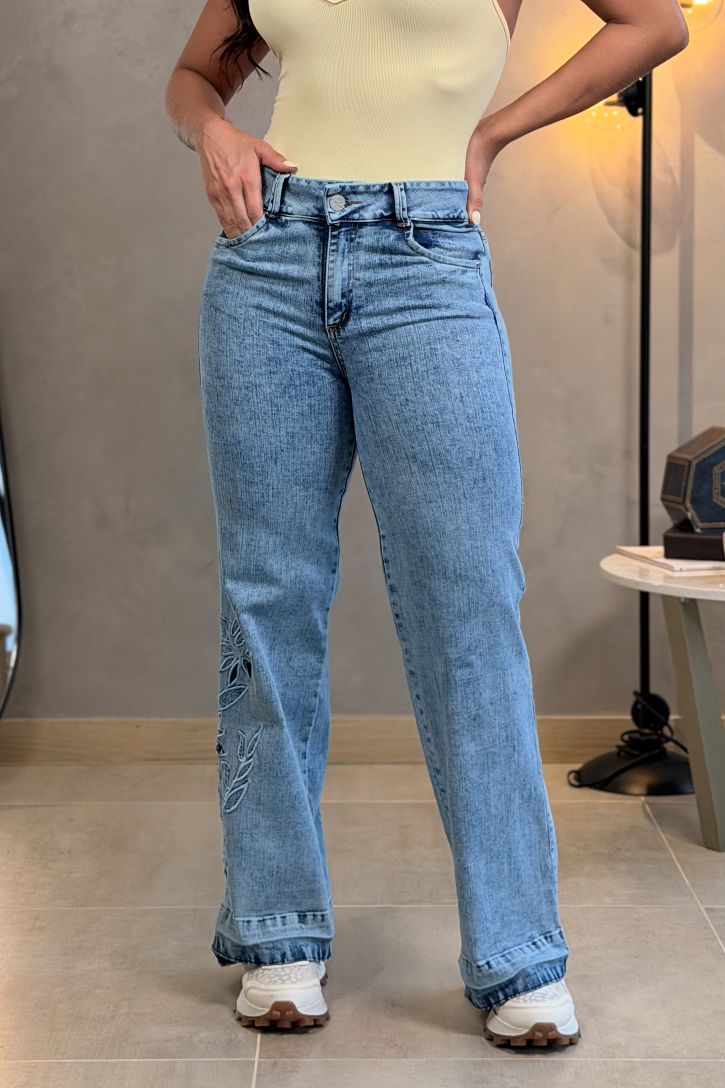 Jean con bordado floral en bota - REF: 10338