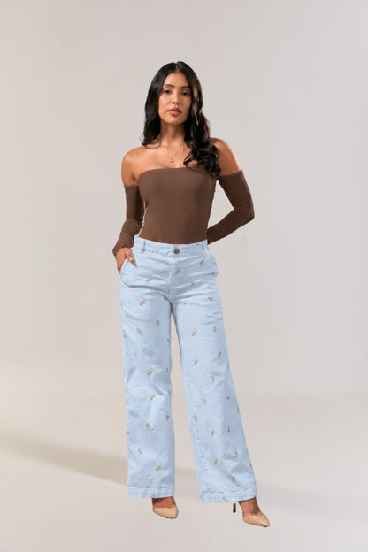 Jean en azul pastel con bordados de flores - REF: 10478