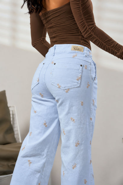 Jean en azul pastel con bordados de flores - REF: 10478