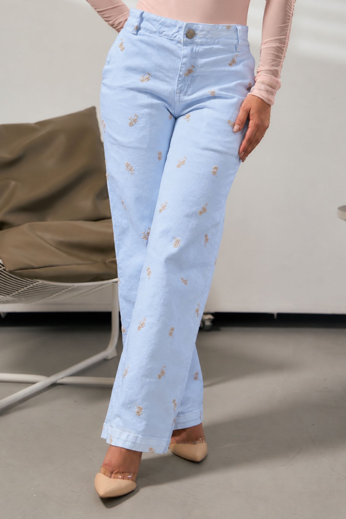 Jean en azul pastel con bordados de flores - REF: 10478