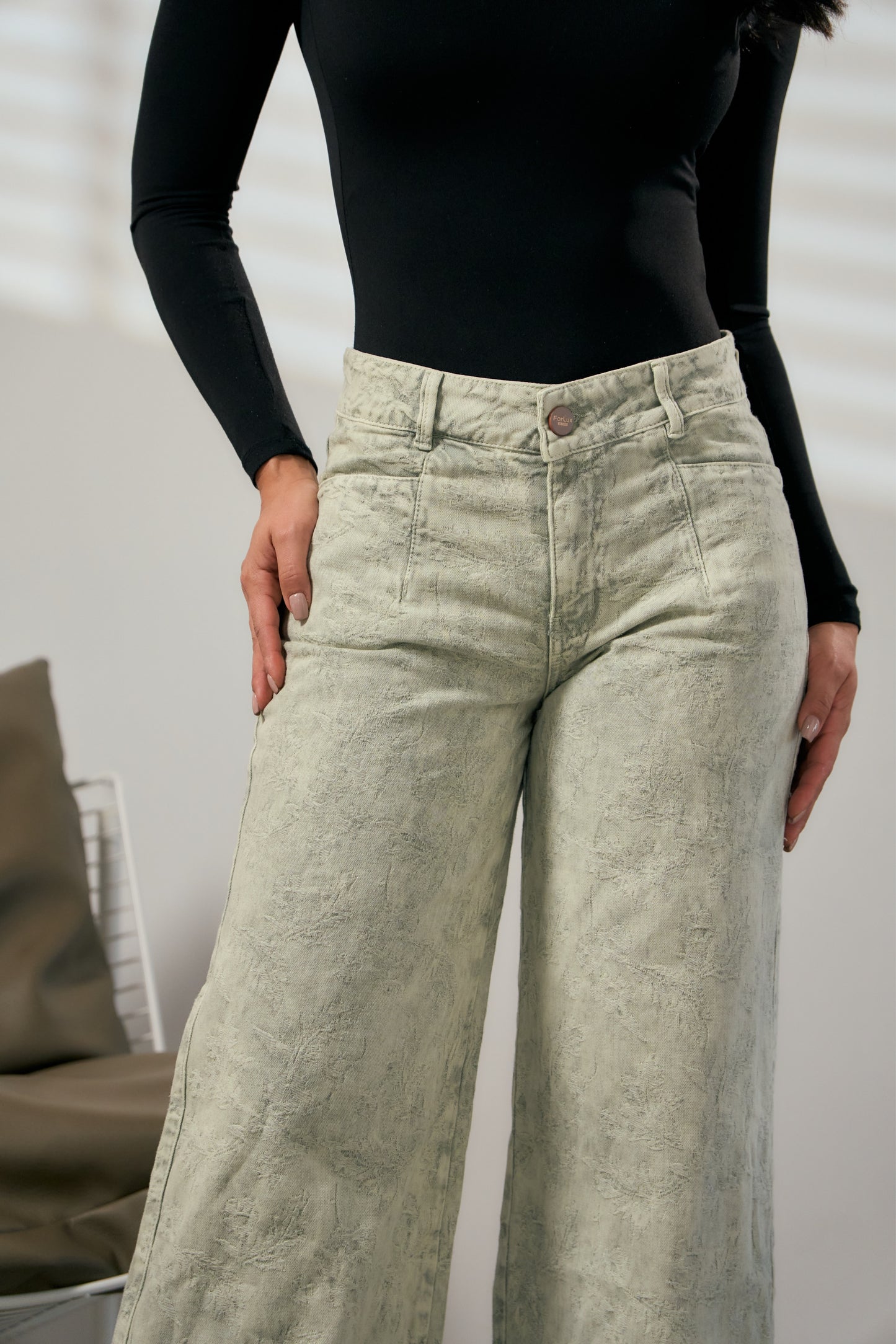 Jean wide leg con relieve floral - REF: 10408