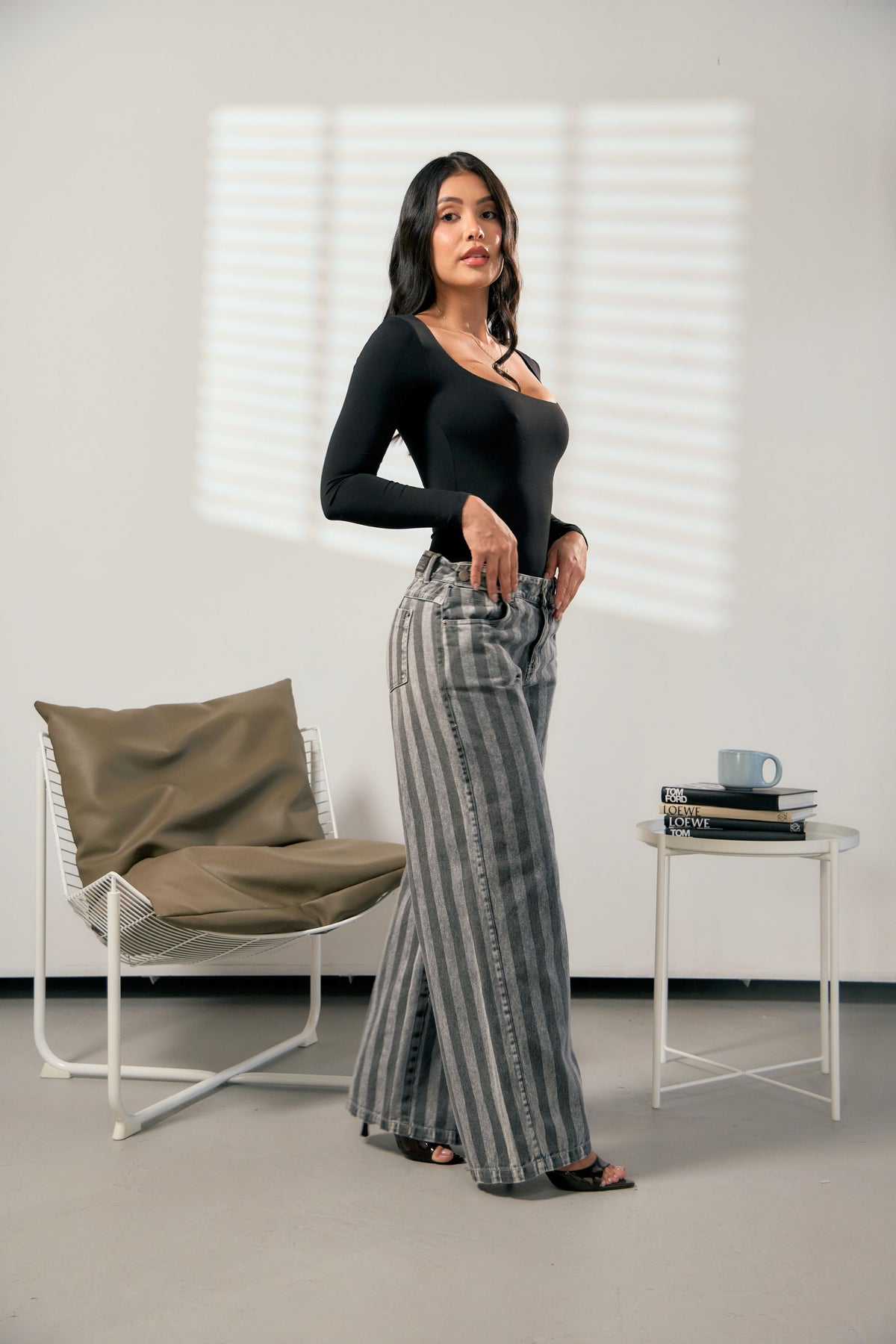 Jean wide leg de rayas negro y gris con body negro