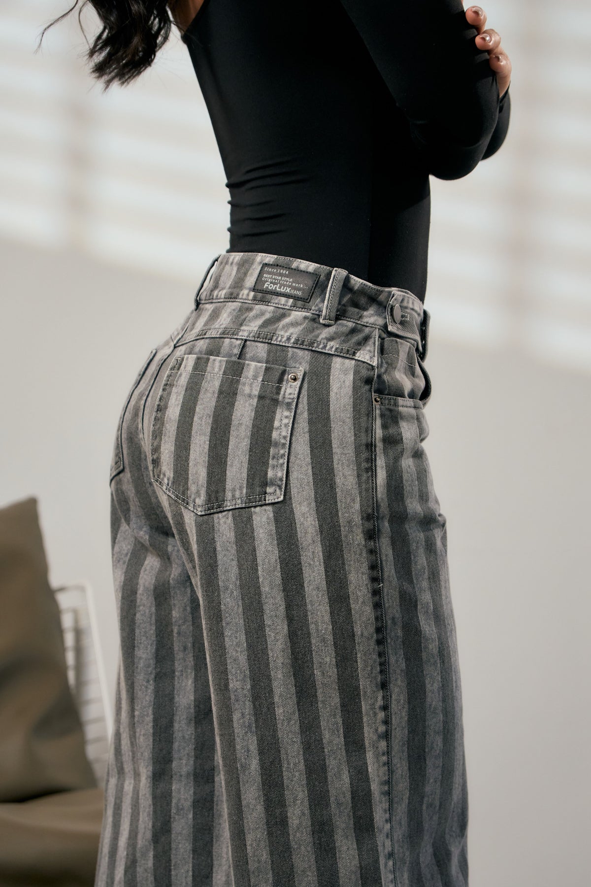 Jean wide leg de rayas negro combinado con tacones
