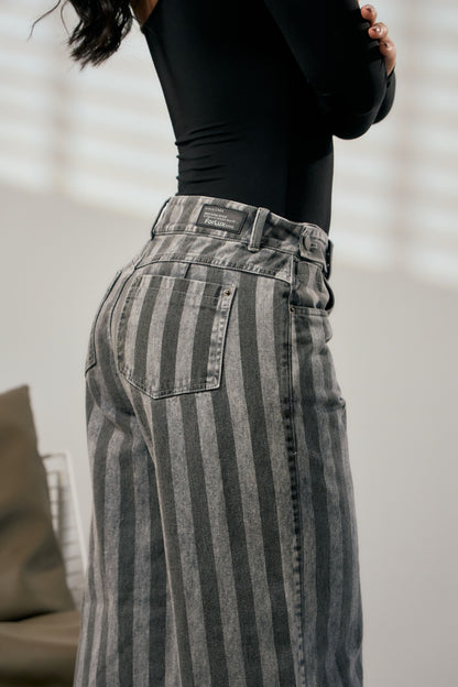 Jean wide leg de rayas negro combinado con tacones