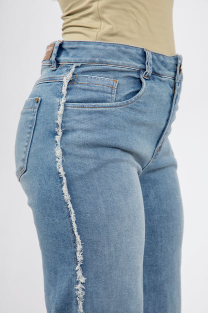 Jean culotte hielo con costuras deshiladas